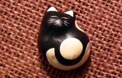 画像1: 手漉き和紙の猫マグネット 黒猫（白ブチ）