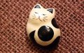 手漉き和紙の猫マグネット 白猫（黒ブチ）