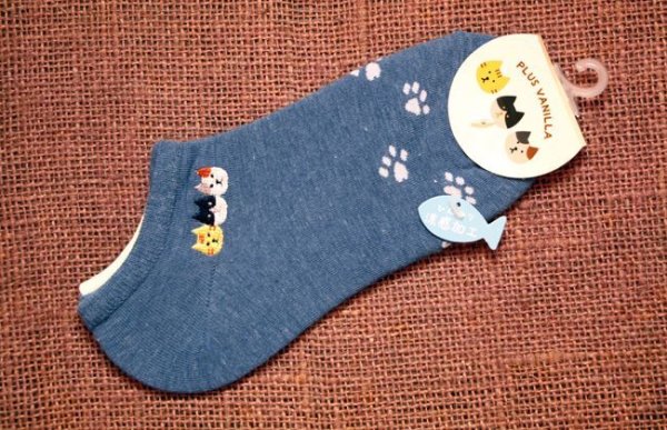 画像1: スニーカー ネコトリオ刺繍付き足先肉球柄　ブルー (1)