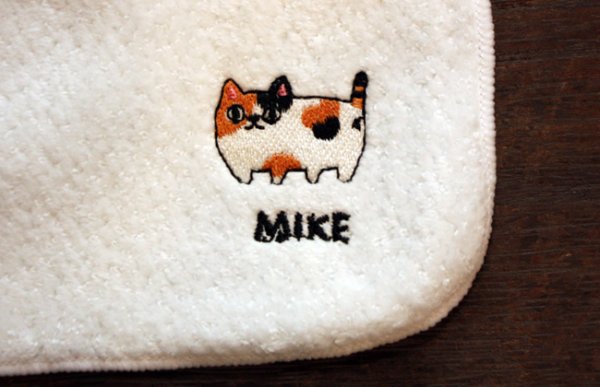 画像1: 猫三兄弟刺繍はんかち  みけ (1)