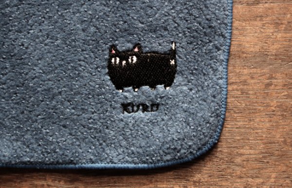 画像1: 猫三兄弟刺繍はんかち くろ (1)